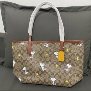 COACH X PEANUTS CITY TOTE IN SIGNATURE CANVAS WITH SNOOPY